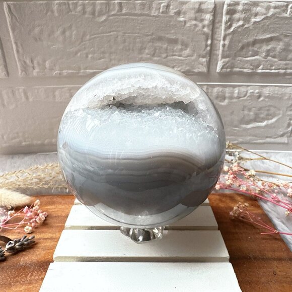 Gorgeous 1.3kg Large Agate Sphere with Druzy - Picture 1 of 10